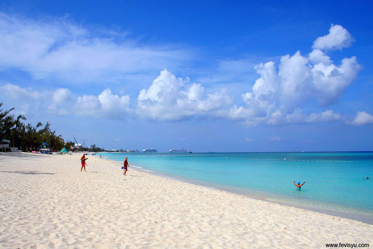 Seven Mile Beach: A World-Renowned Paradis